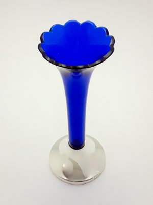 Vaas blauw glas met zilveren voet