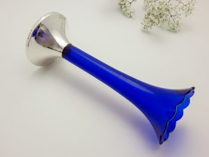 Vaas blauw glas met zilveren voet - Afbeelding 2