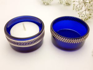 Waxinelichthouder blauw glas decorrand in zilver