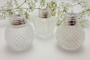 Set van 3 strooiers kristalglas met zilveren dop